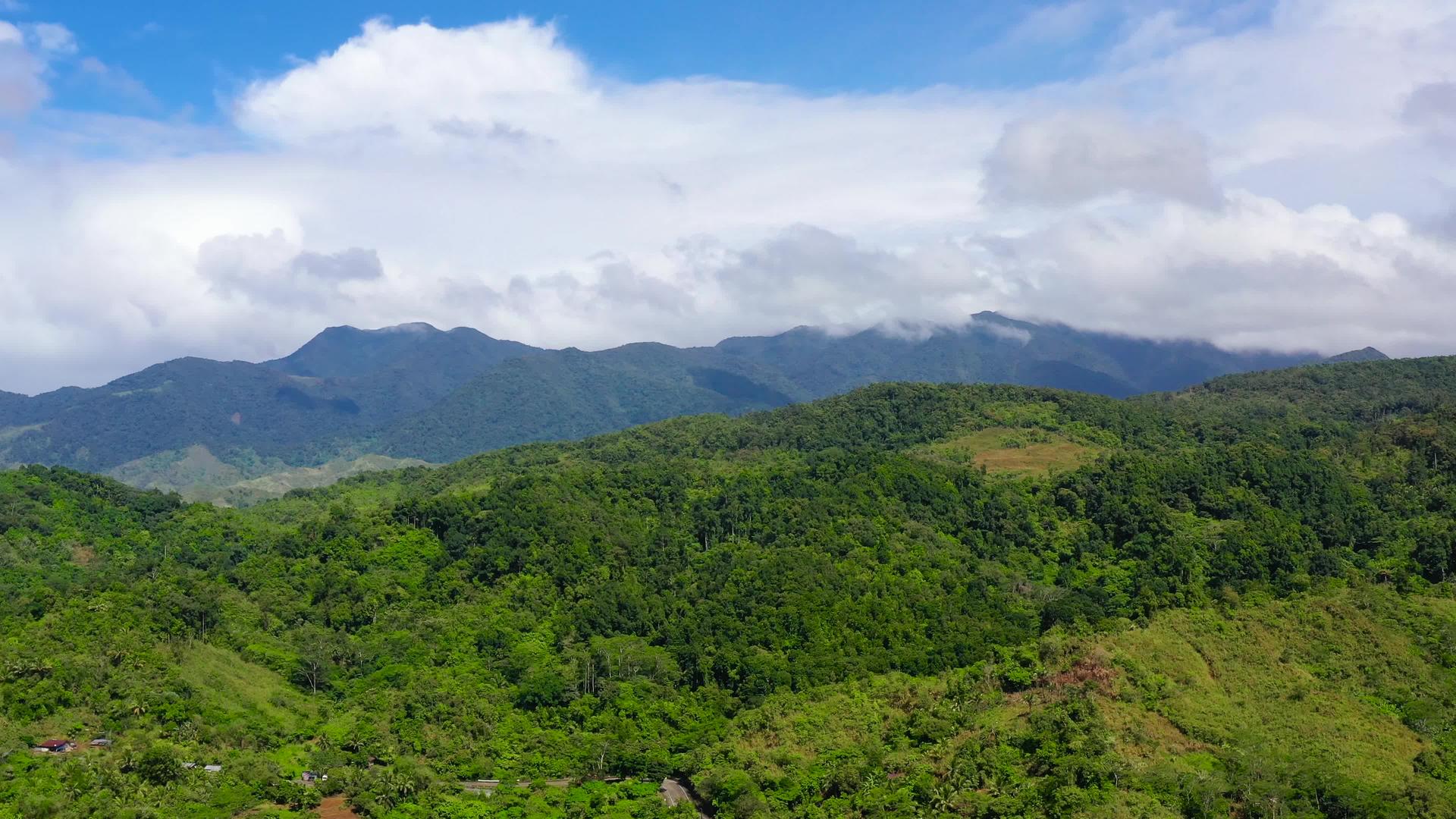 山峰覆盖着雨林和云层视频的预览图