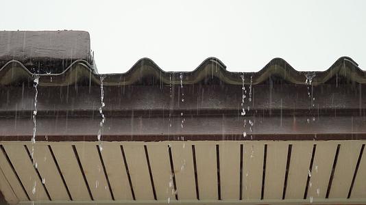 10月17日暴风雨过后从屋顶流下的特热雨从屋顶流下视频的预览图