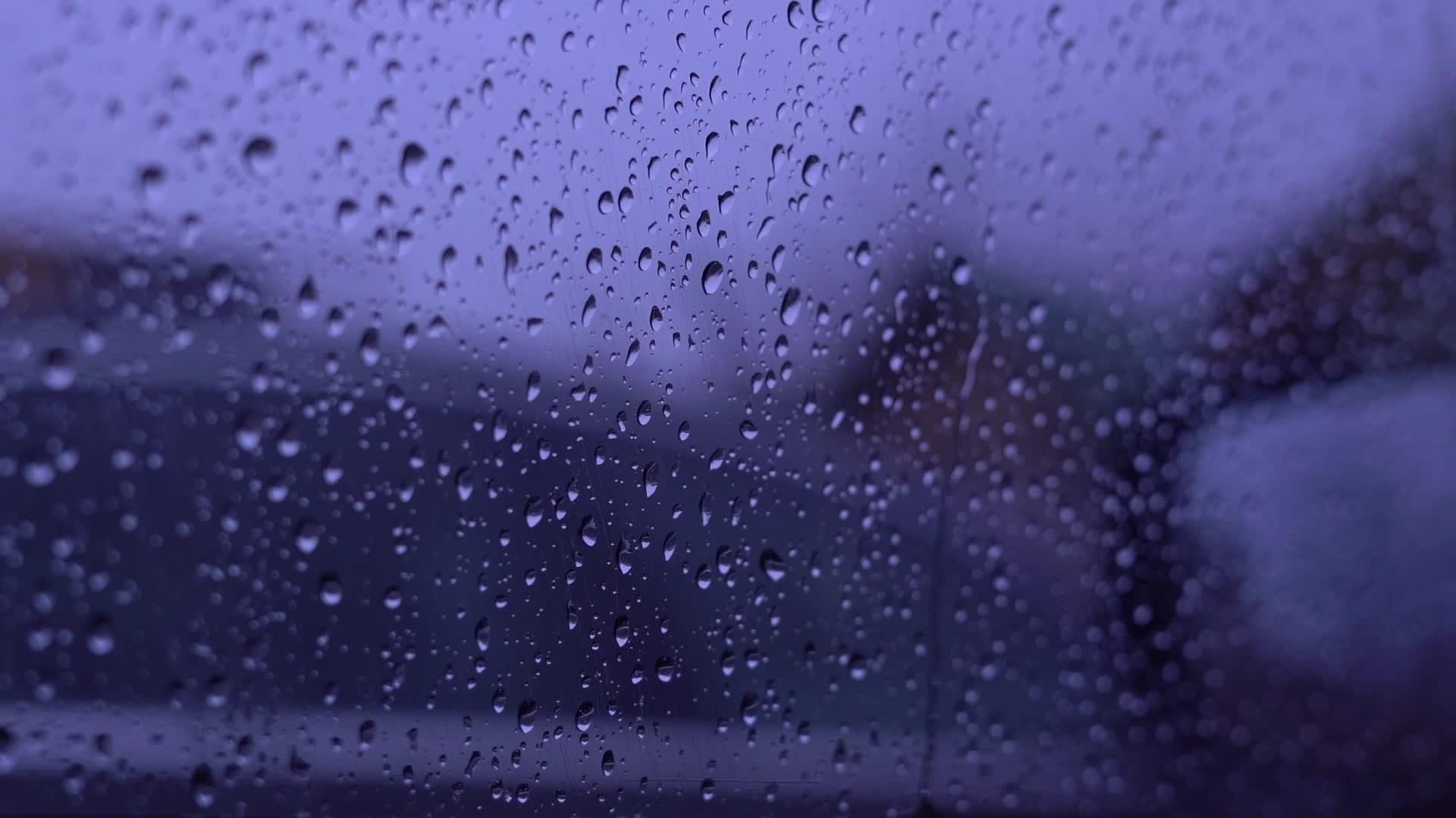 雨中从玻璃上流下来视频的预览图