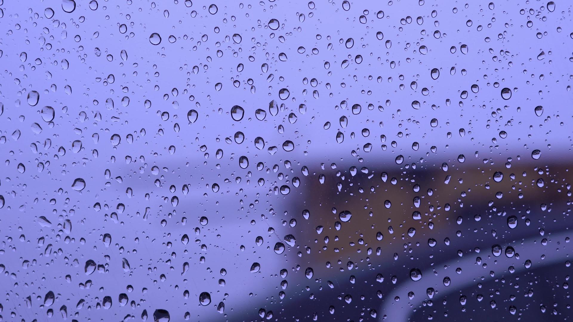 汽车车的声音玻璃上关上雨滴摇晃着相机视频的预览图