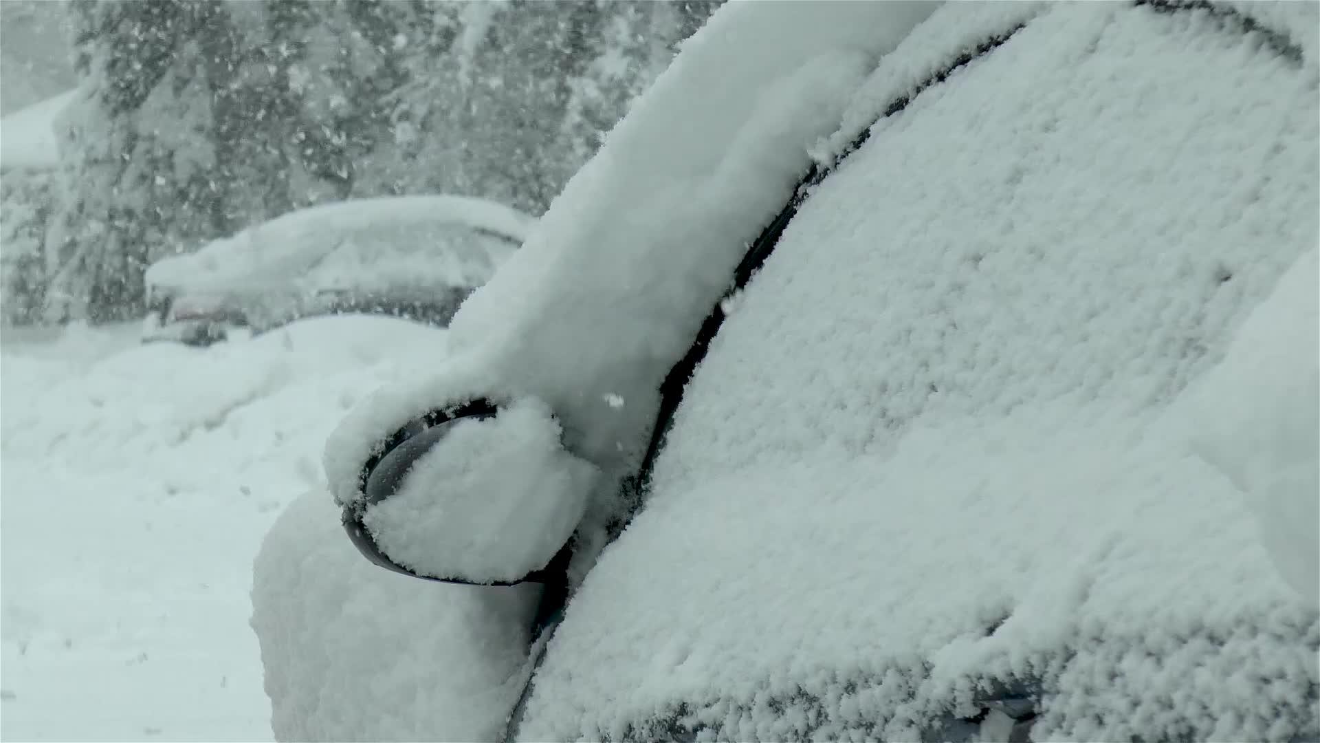 冬季雪覆盖汽车视频的预览图
