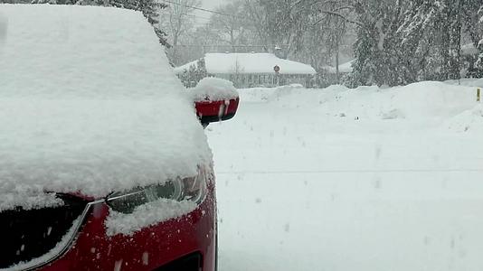 汽车道路和房屋在冬天被雪覆盖视频的预览图