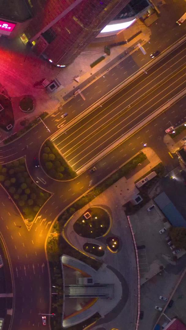 延迟摄影航拍城市景观夜景立体交通复杂的道路转盘灯光素材视频的预览图