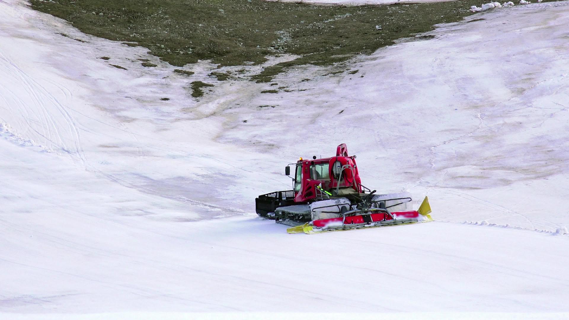雪山上的滑雪机视频的预览图