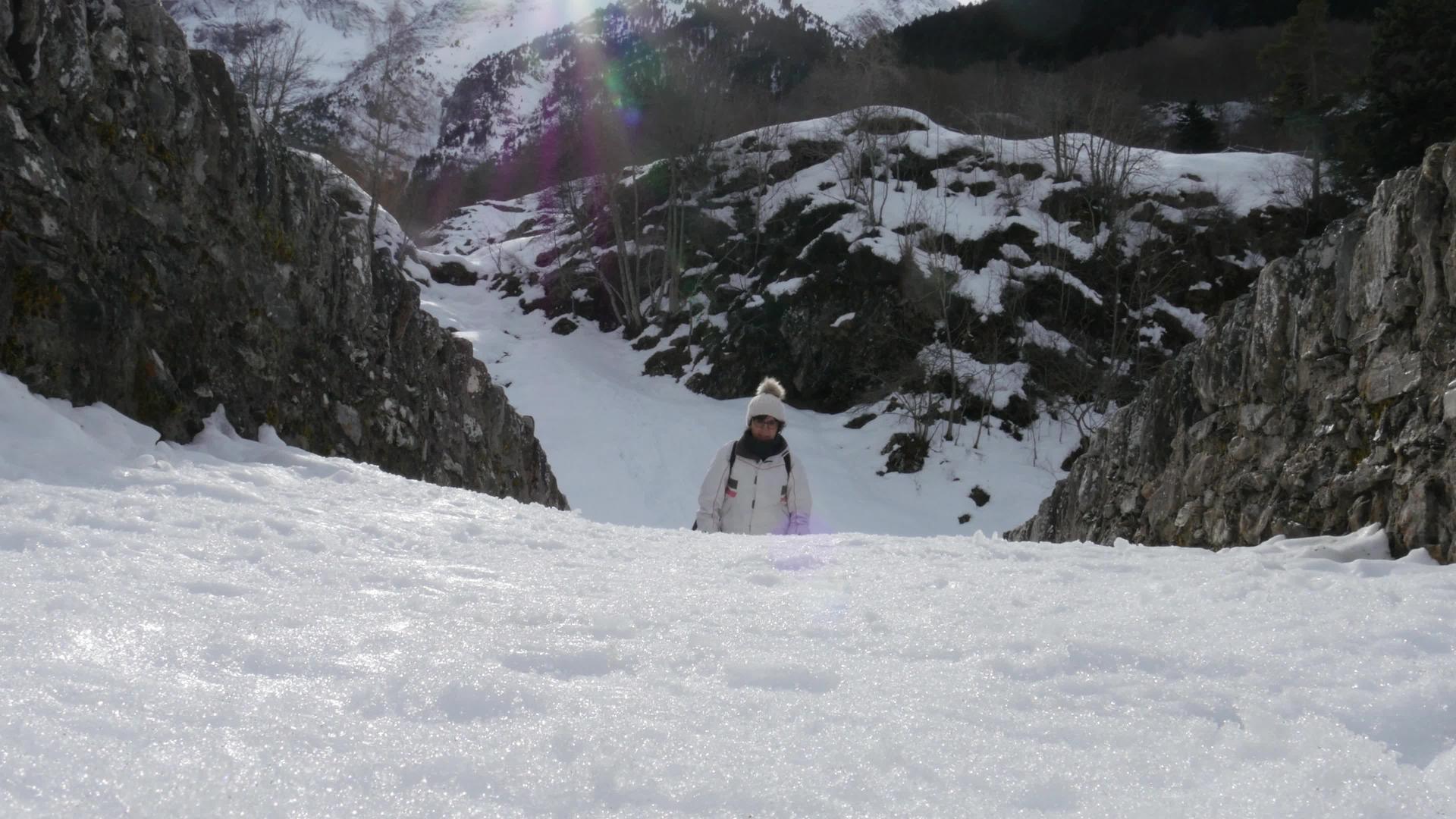 女人在雪地里行走视频的预览图