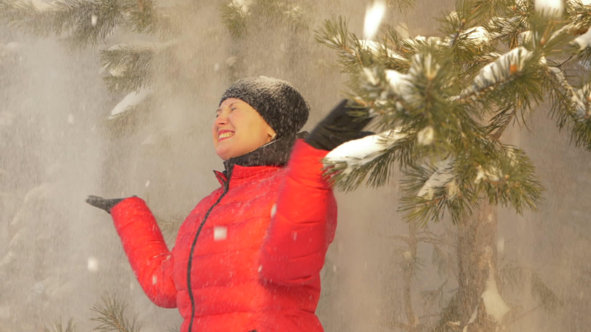 这位年轻女子在雪中坠落冬天的肖像视频的预览图