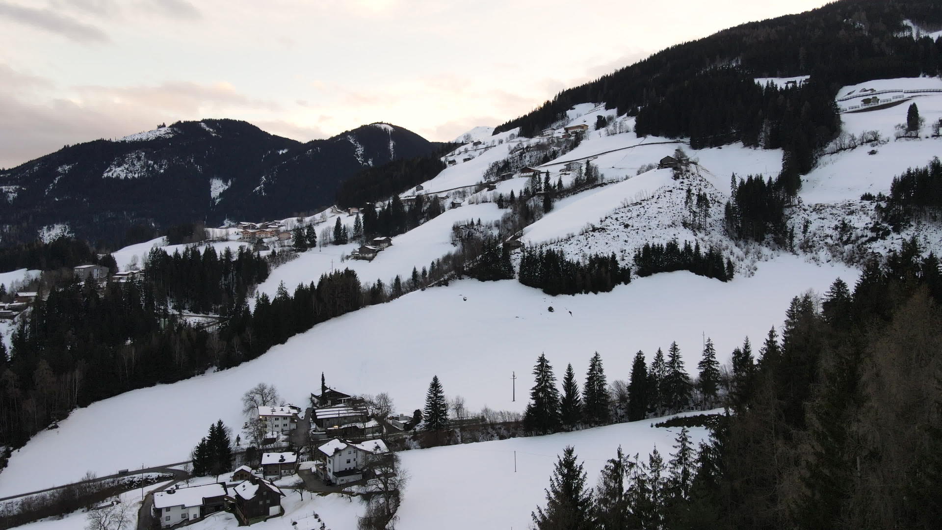 暴洛在奥斯特里亚州Tyrol的雪覆盖Moutains视频的预览图