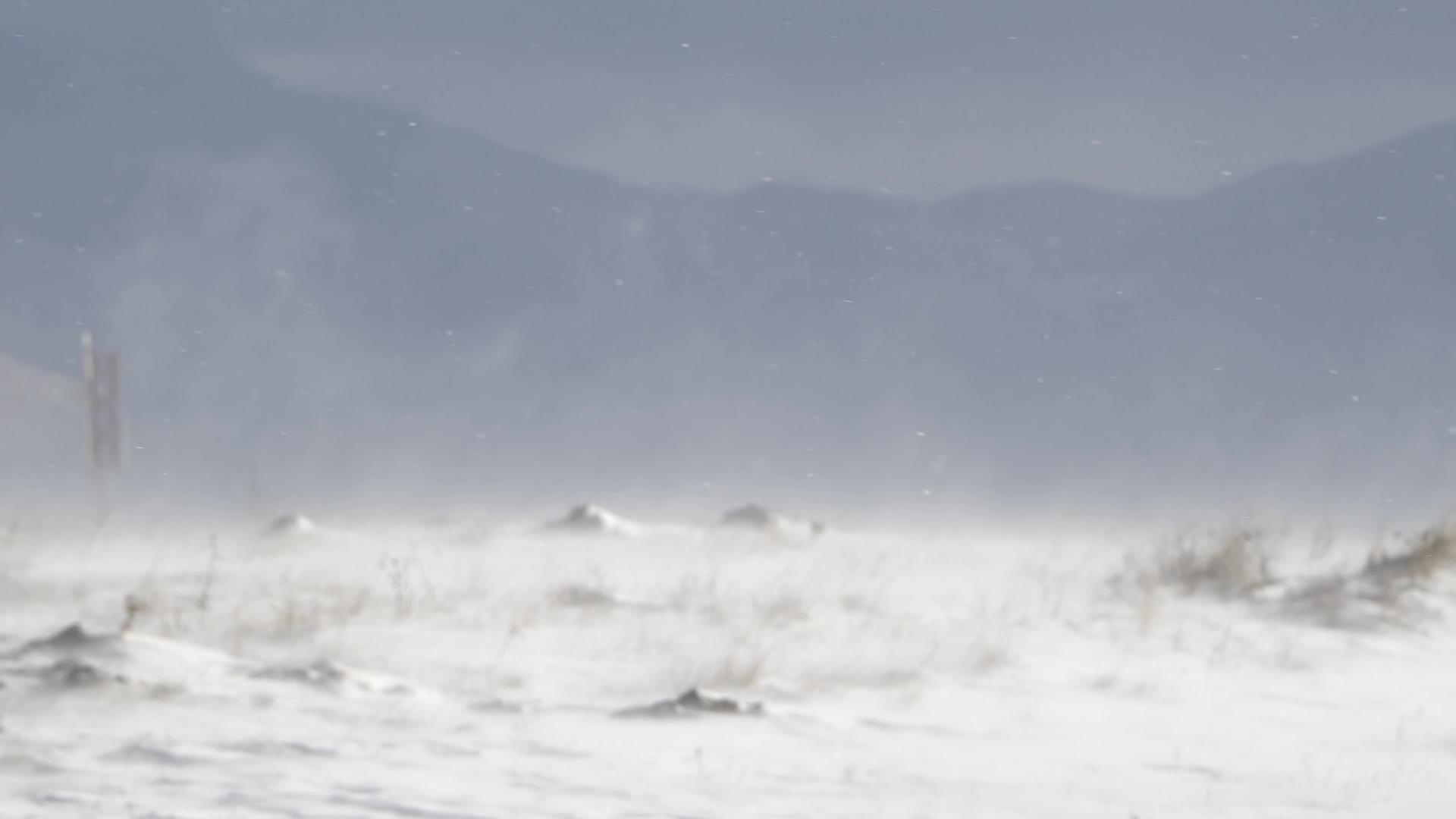 冬季风暴风暴雪中山脊高风从山上流下视频的预览图