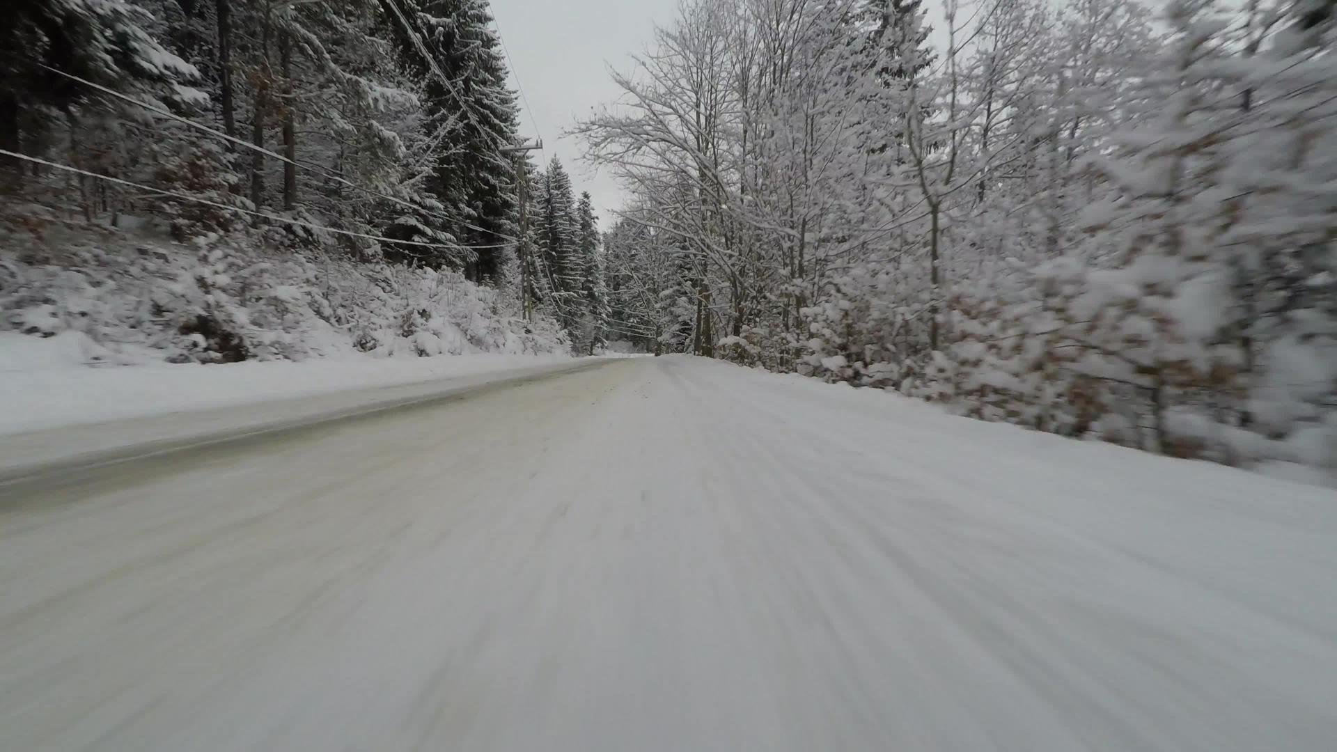 前挡板摄像机在雪路上行驶视频的预览图