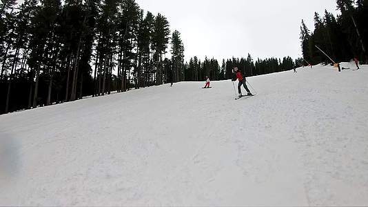 滑雪业余滑雪者滑下斜坡停止对镜头微笑慢慢移动视频的预览图