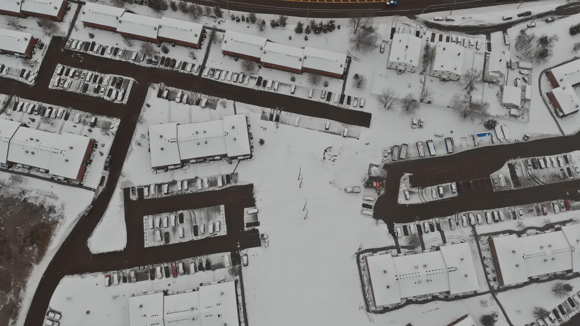 在寒冷的冬天从鸟儿的眼睛里我们可以看到城市的屋顶被雪覆盖视频的预览图
