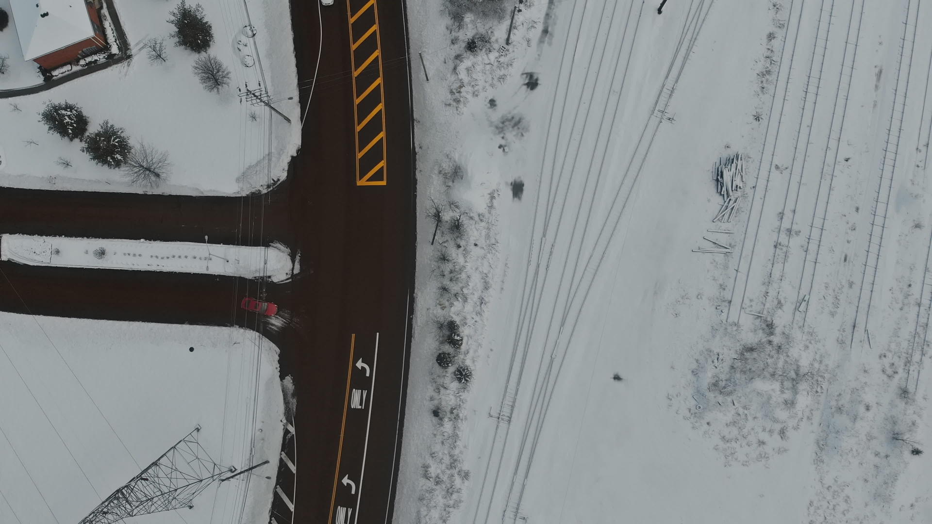 冬天下山时城市街道的雪路上被雪车覆盖着视频的预览图