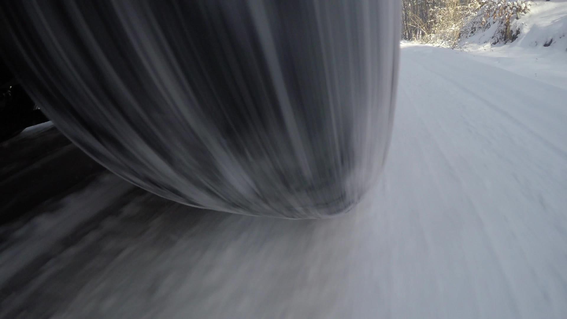 雪路上的车轮视频的预览图