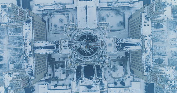 莫斯科州立大学在下雪的冬天向后飞行视频的预览图