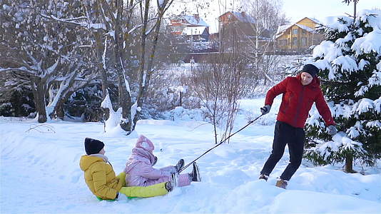 父亲和孩子的家人在圣诞节前夕外出度假视频的预览图