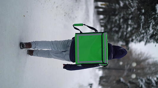 冬天送食物和背包的垂直视频信使视频的预览图