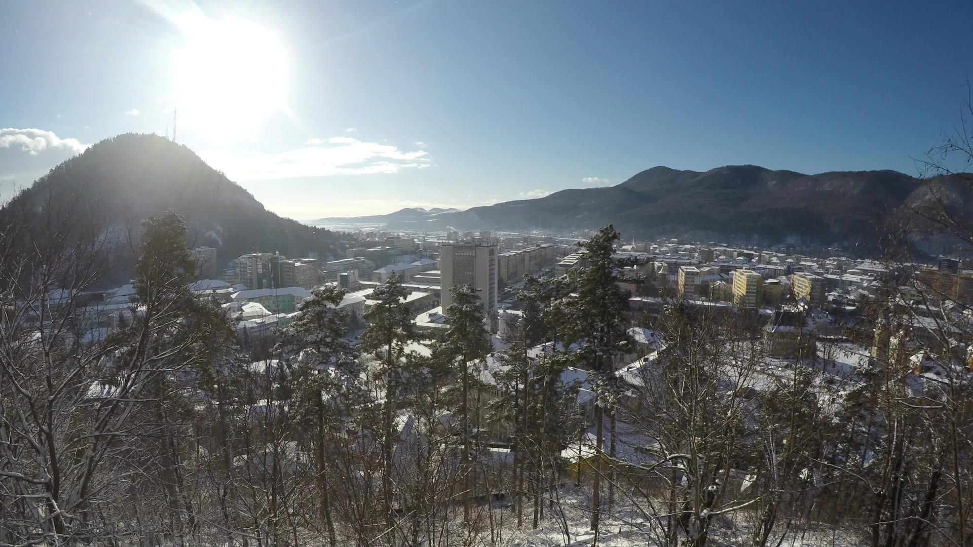 冬季小山镇视频的预览图
