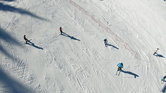 滑雪学校的滑雪者在阳光明媚的冬天上山坡上的教官班视频的预览图