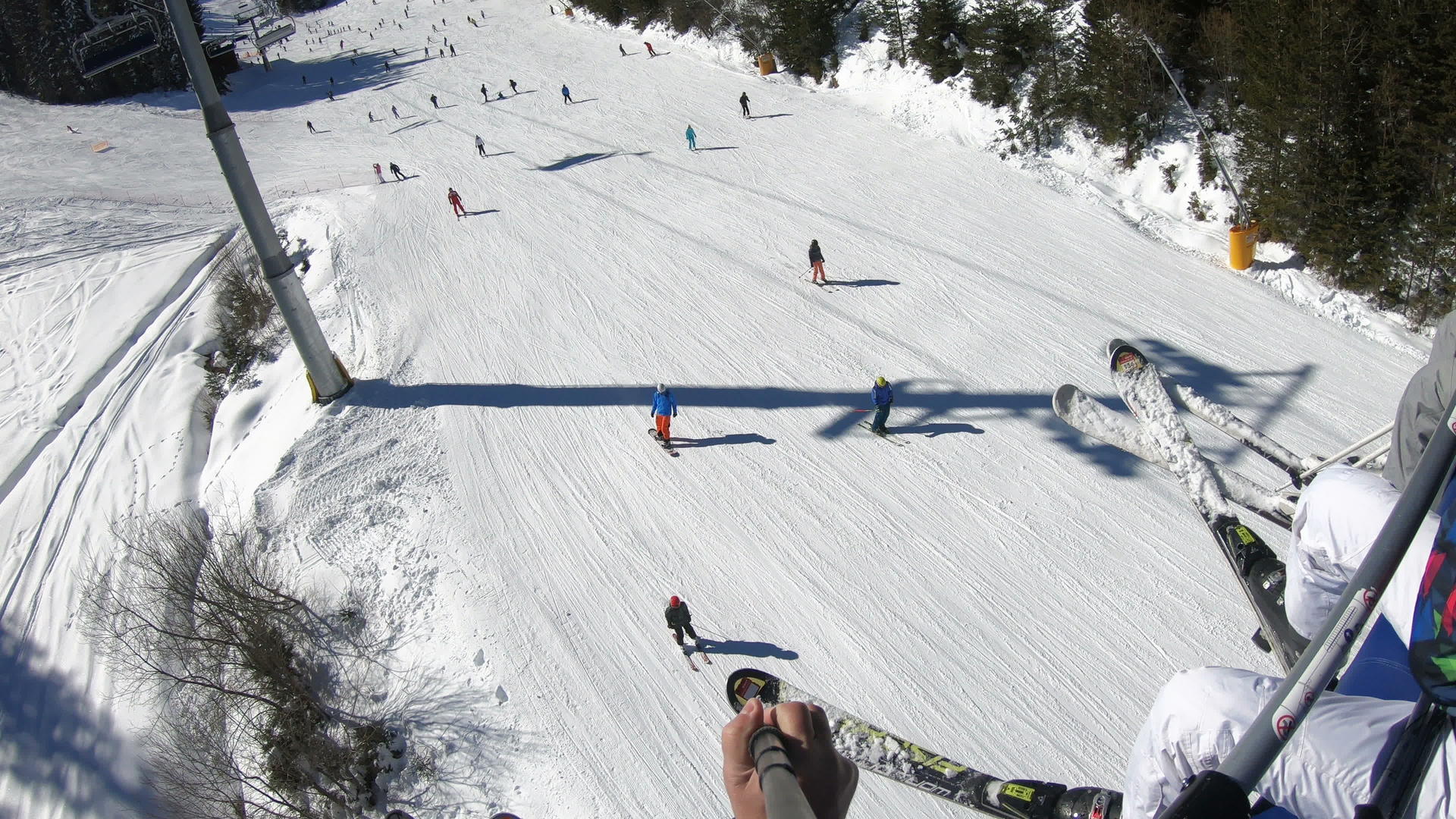 滑雪车从露天滑雪的斜坡上升起视频的预览图