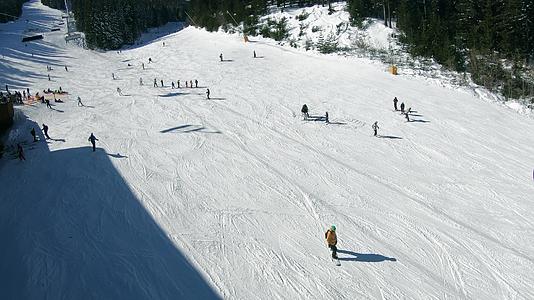 滑雪车从露天滑雪的斜坡上升起视频的预览图