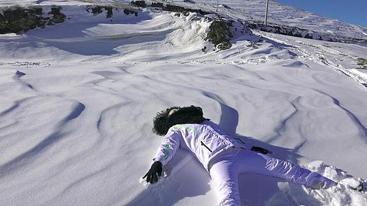 女青年跌倒造雪天使4k稳定相机库存视频视频的预览图