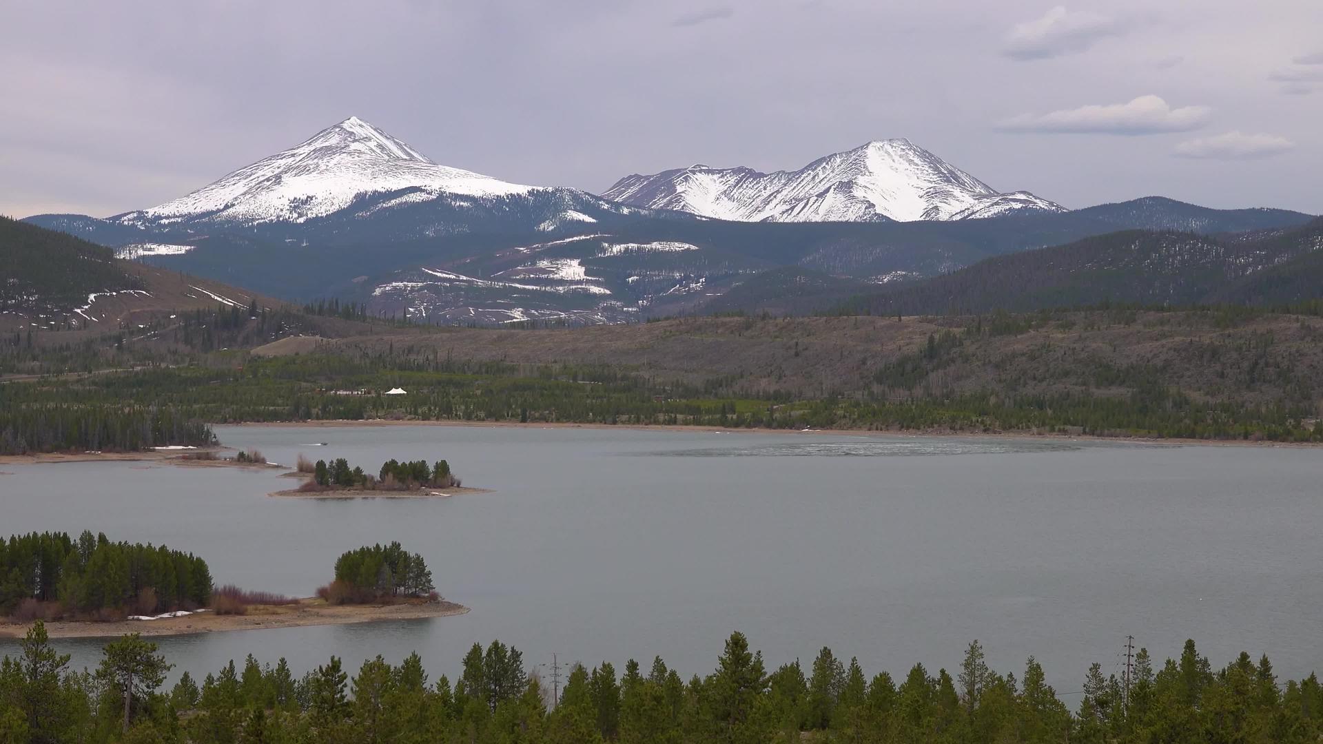 山峰自然区位于犹他州山湖的背景下a视频的预览图