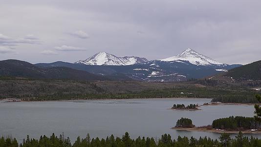 山峰自然区位于犹他州山湖的背景下a视频的预览图