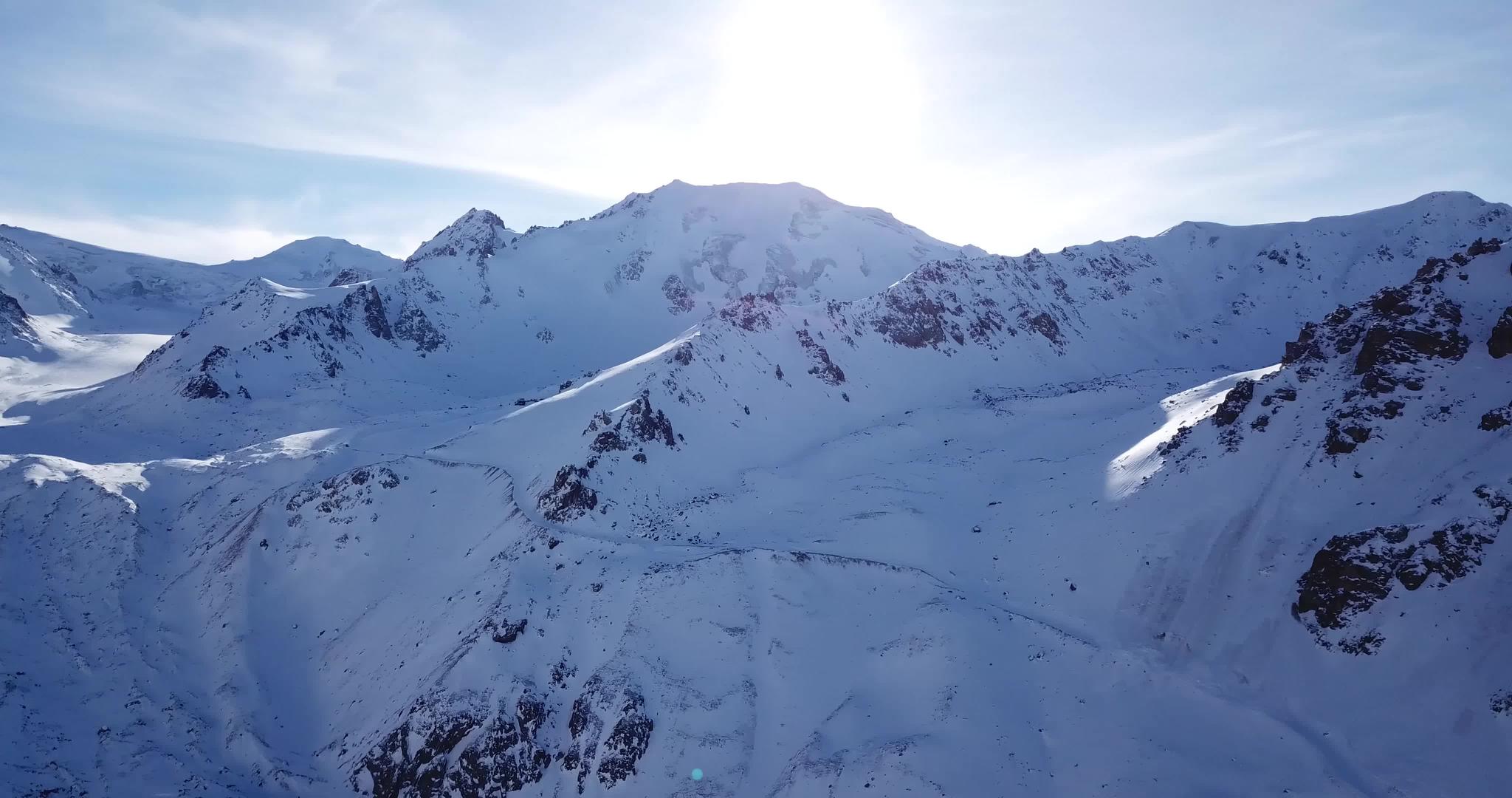 雪崩发生在山上视频的预览图
