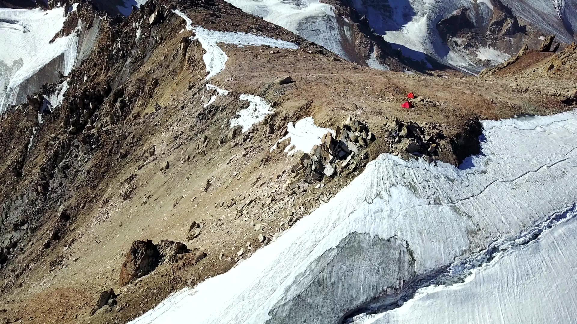 从无人驾驶飞机上可以看到巨大的雪山视频的预览图