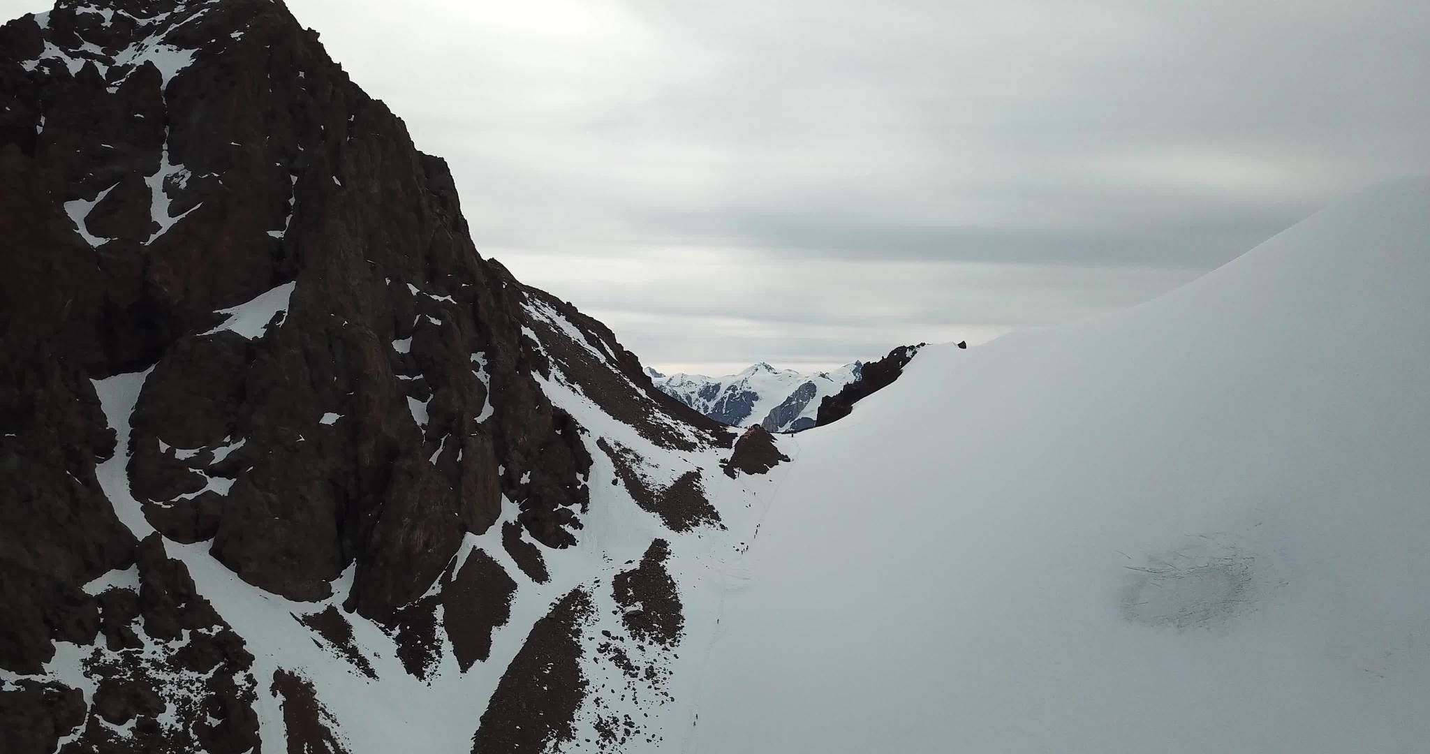 从无人驾驶飞机上可以看到巨大的雪山视频的预览图