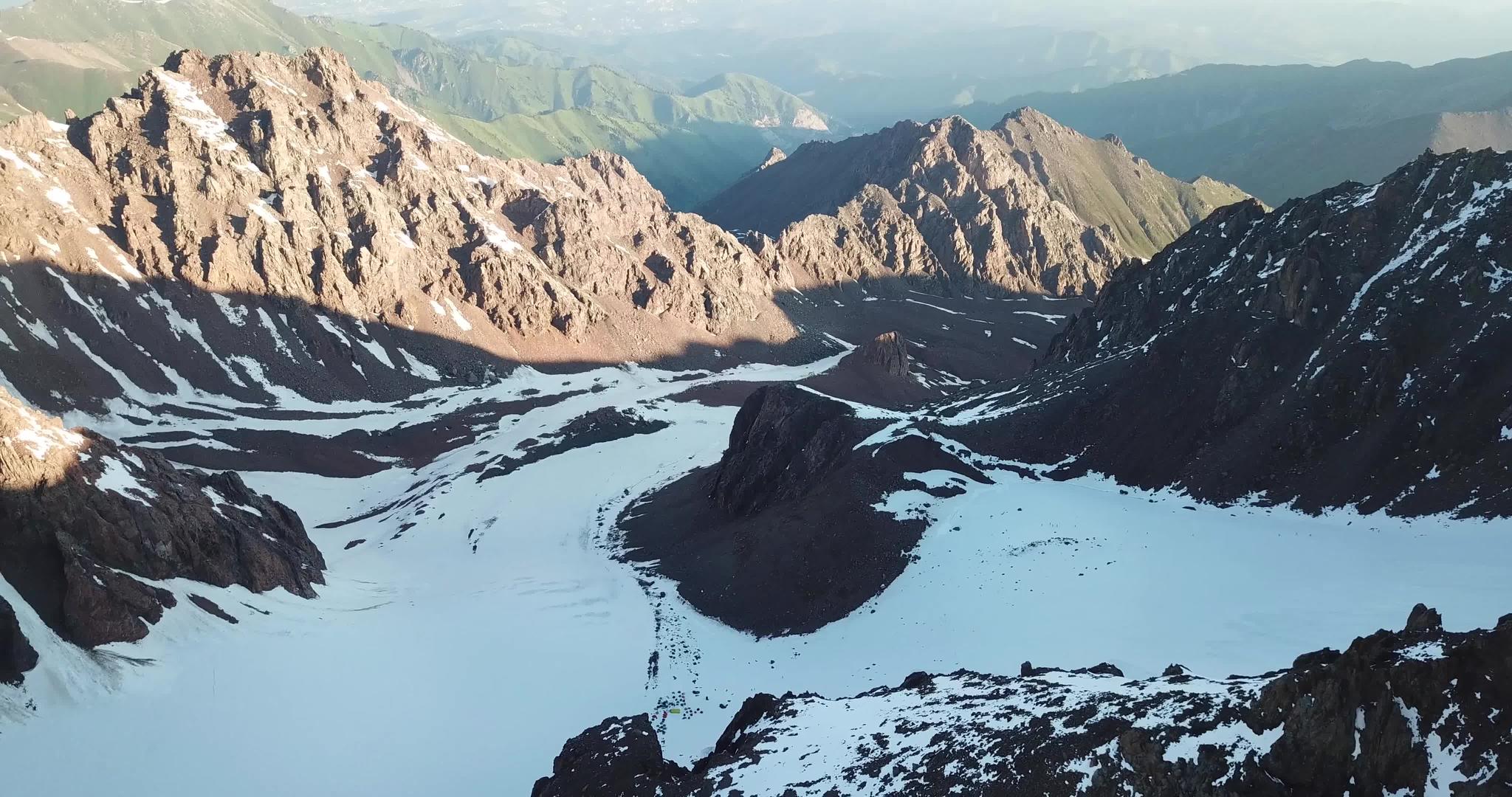 从无人驾驶飞机上可以看到巨大的雪山视频的预览图