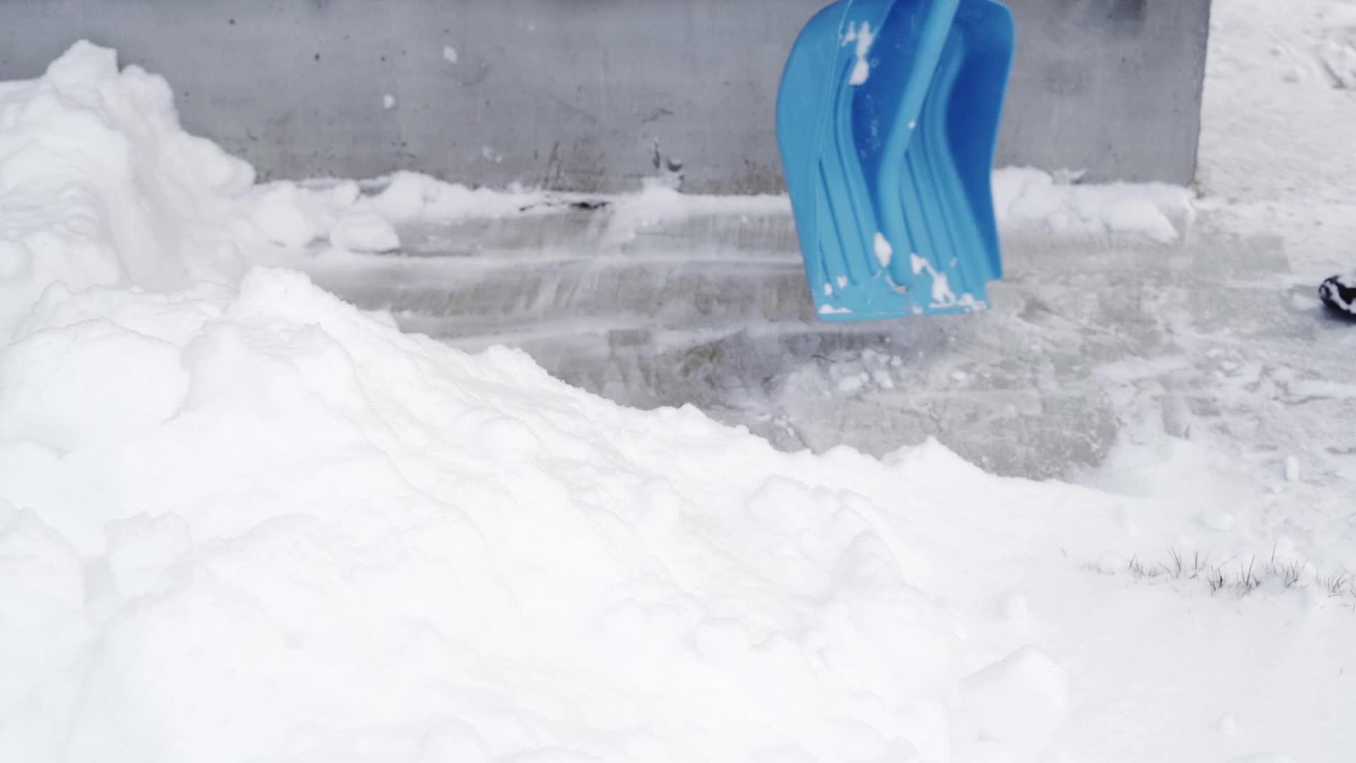 破雪背景下的蓝色雪铲布视频的预览图