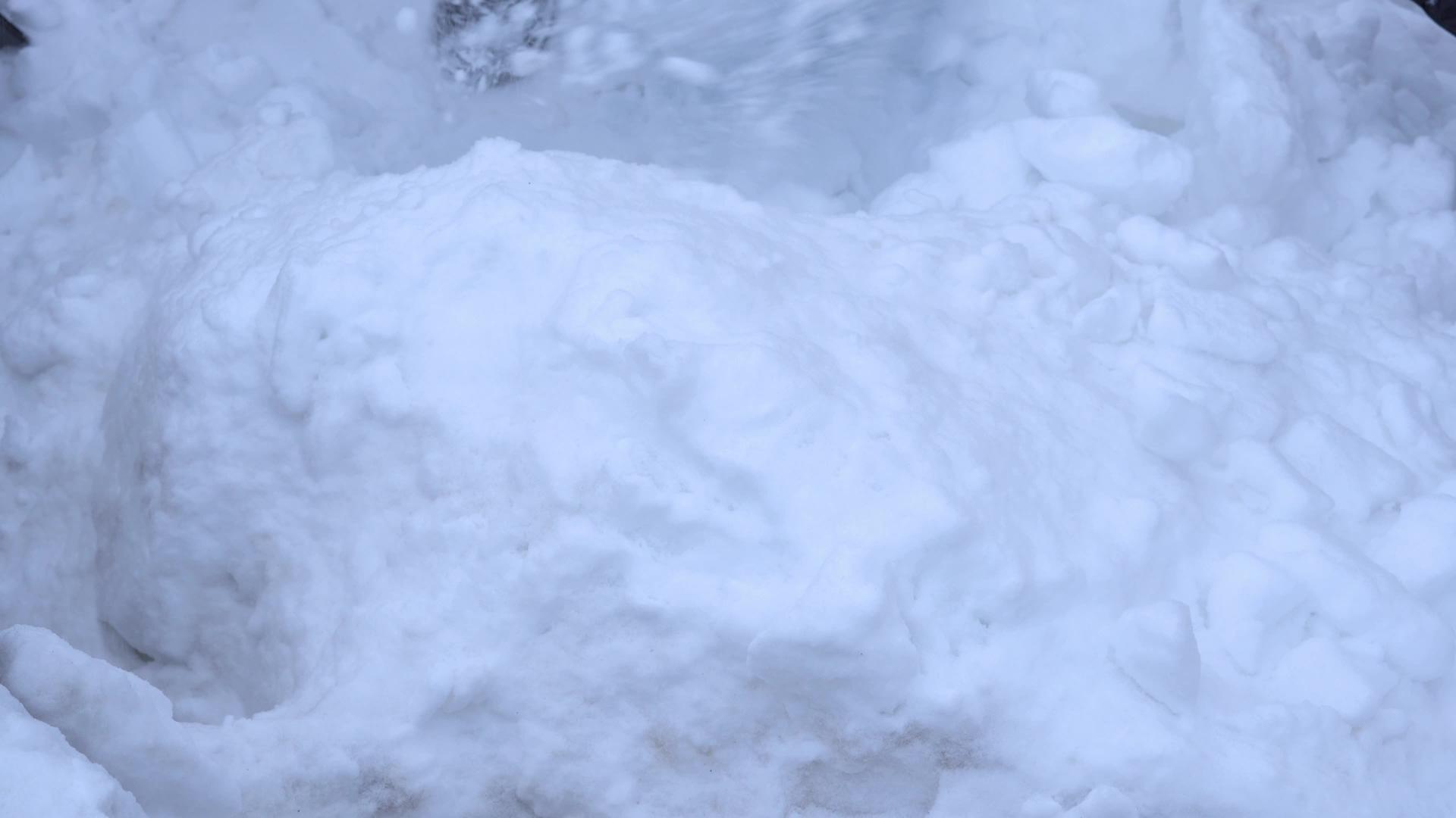 冬天开始铲很多雪视频的预览图