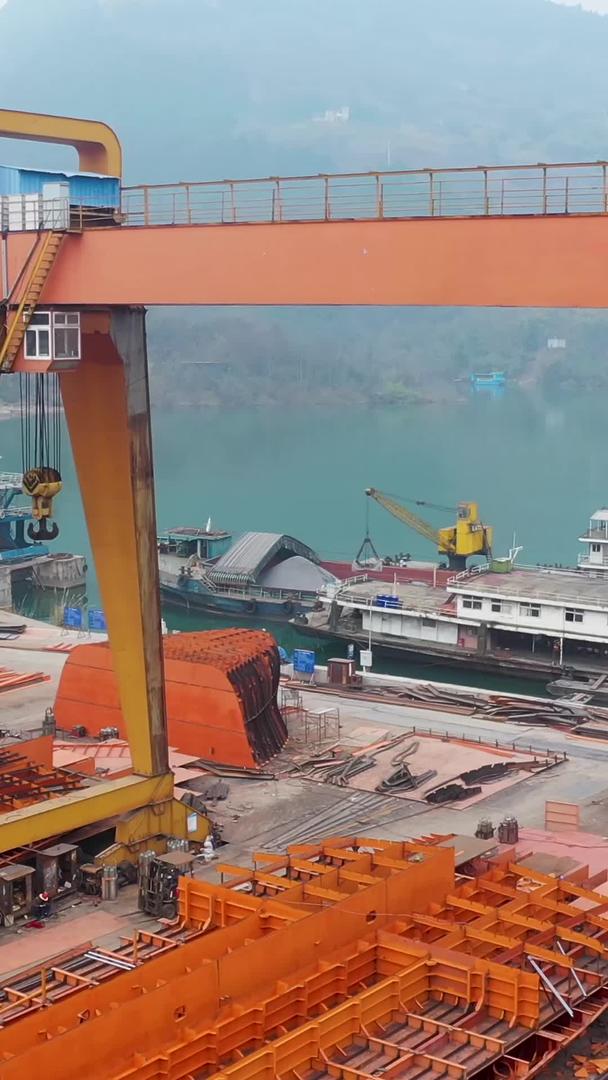 航拍港口工人修理打造船舶钢铁工厂电焊火花实拍视频素材视频的预览图