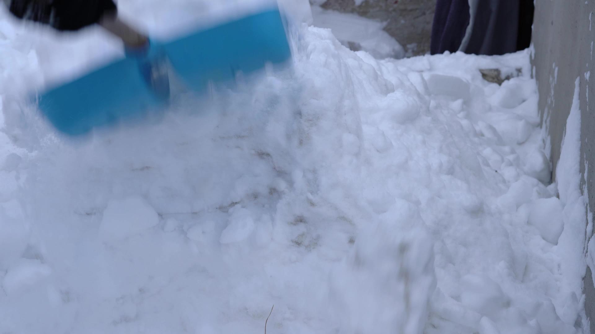 晚上用铲子扔了很多雪视频的预览图
