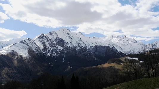 春天法国比利牛斯山脉的风景视频的预览图