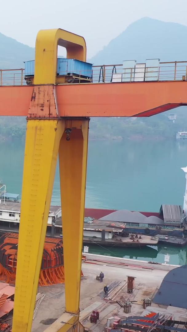 航拍港口工人修理打造船舶钢铁工厂电焊火花实拍视频素材视频的预览图
