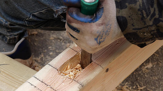 4K木工手艺人工人刨木头做家具视频的预览图