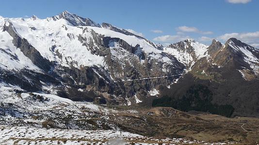 春天法国比利牛斯山脉的风景视频的预览图