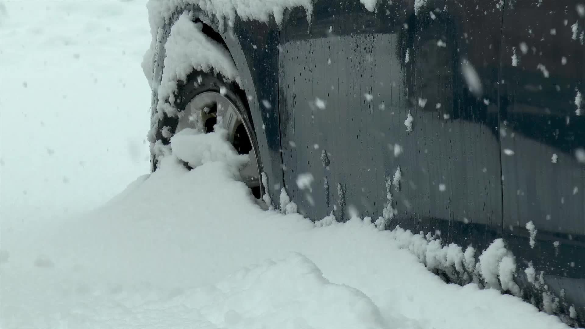 一辆停在雪地周围的汽车视频的预览图