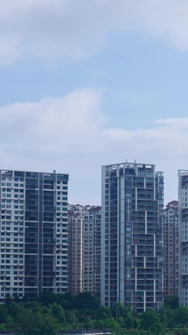 蓝天城市建筑群视频的预览图