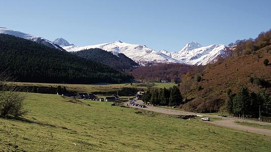 山景在比利牛斯山脉的秋天视频的预览图