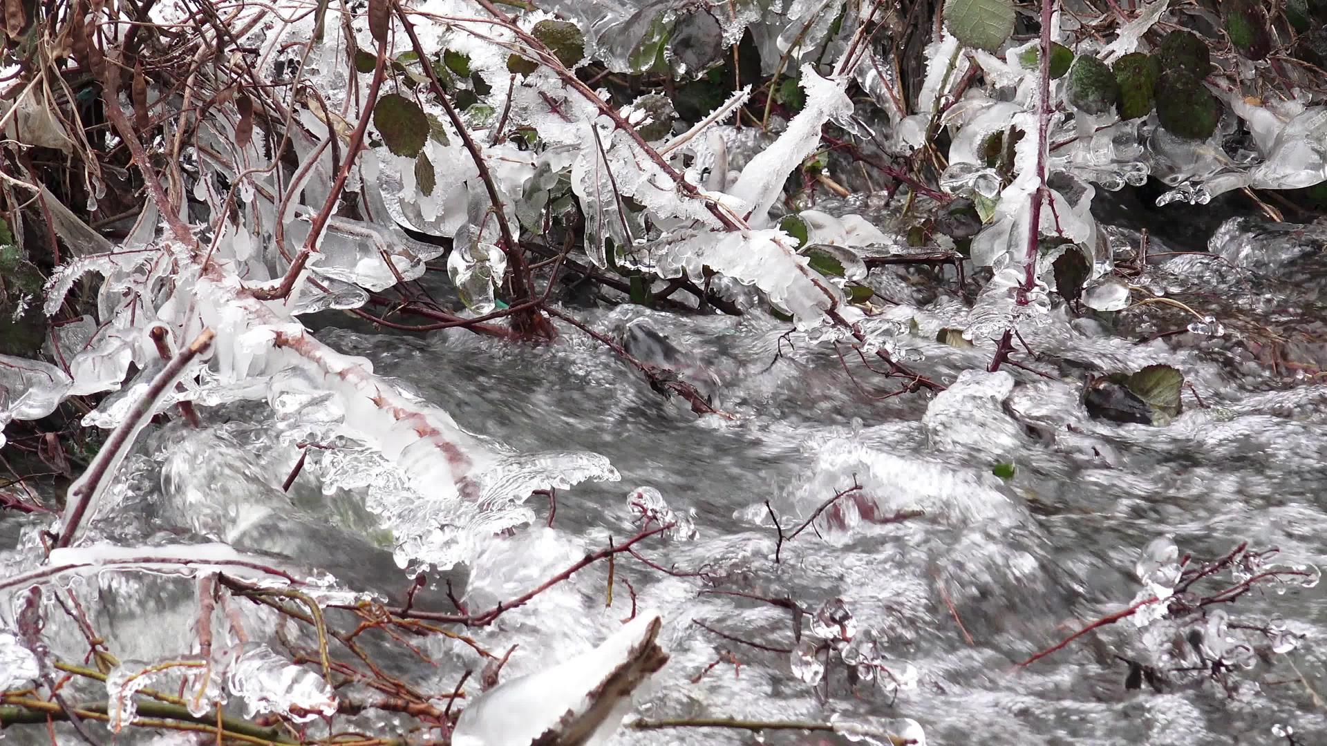 一条像水晶一样美丽清澈的河流从融雪中流出包括声音流动视频的预览图