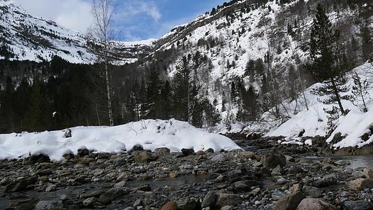 有雪的山河视频的预览图