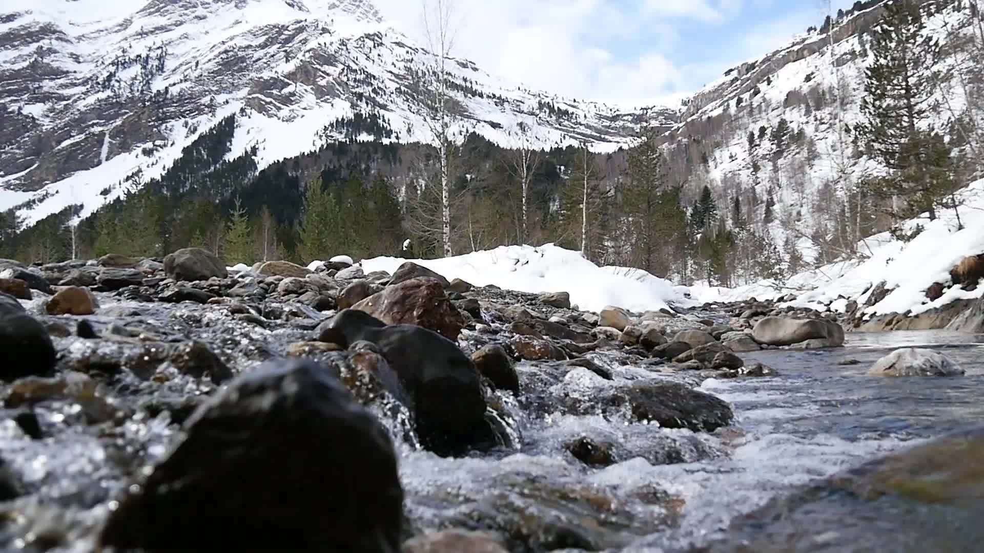 雪慢慢移动的山河视频的预览图