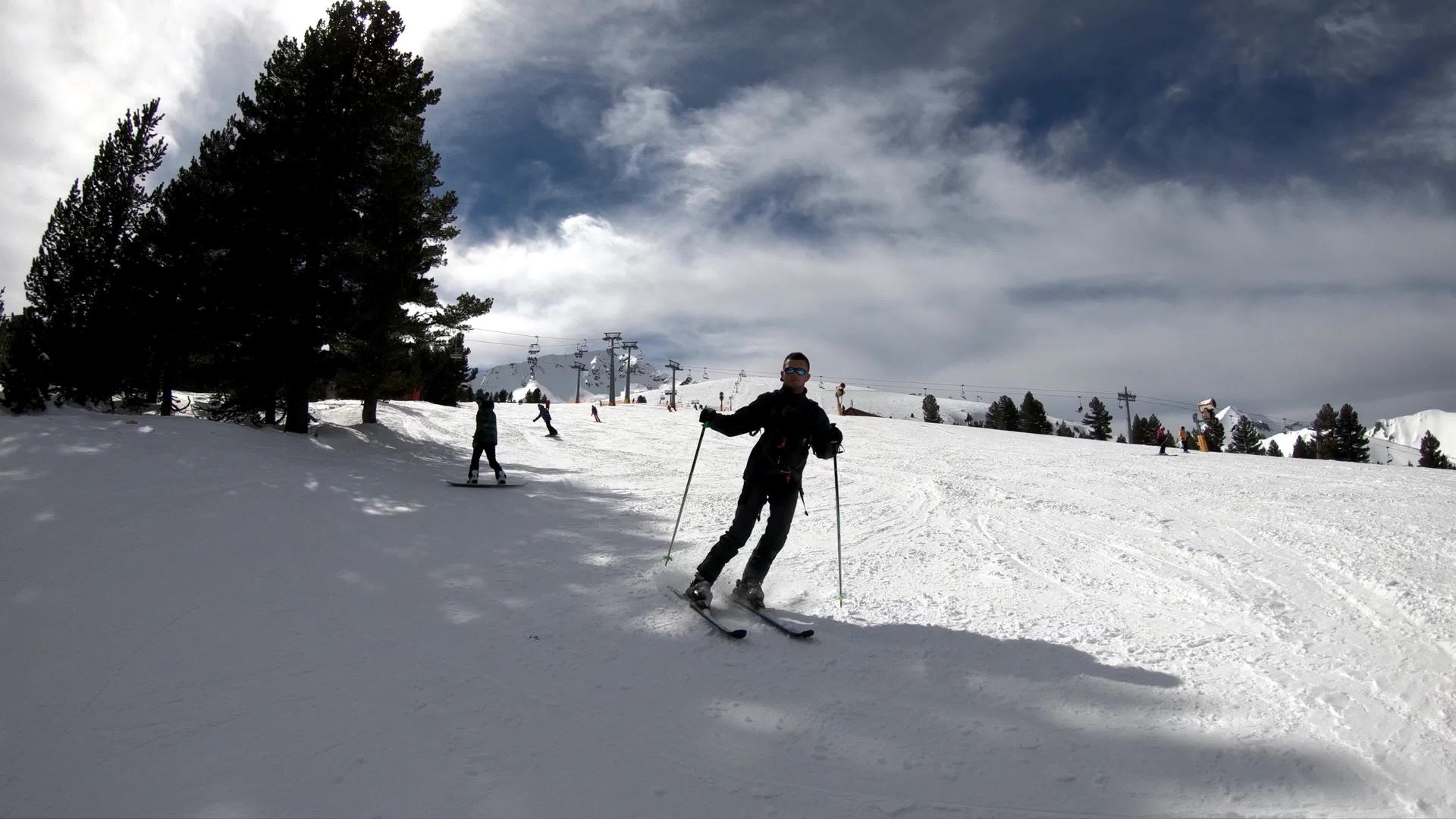 刚开始的雄性雪橇深度滑雪坡雪从前面慢慢移动视频的预览图