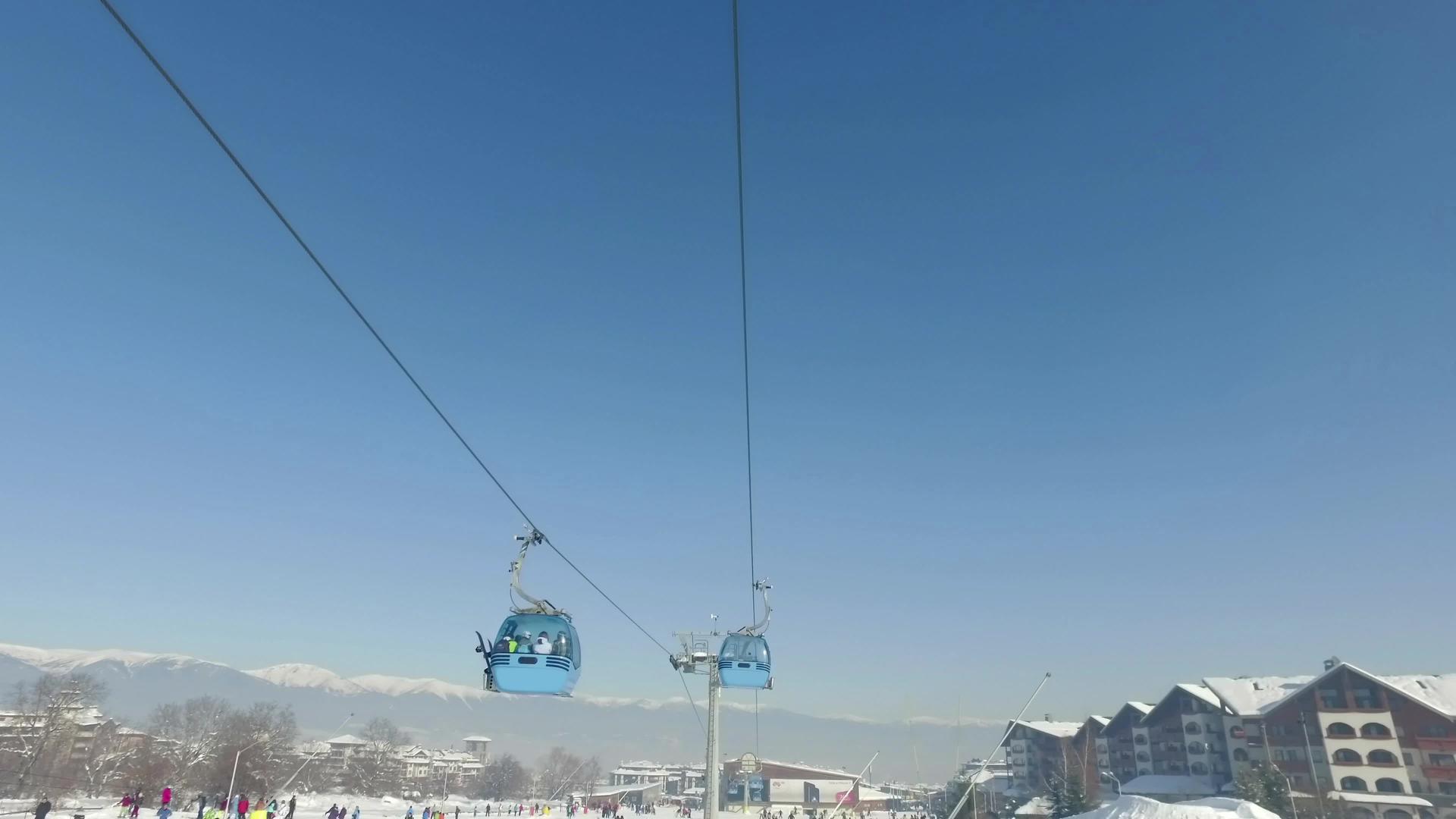 山上的滑雪坡Gondola客舱滑雪机运输滑雪车视频的预览图