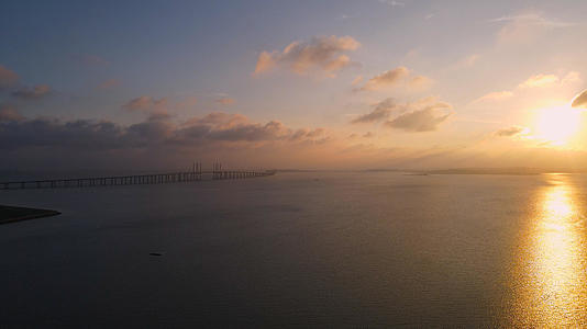 4K航拍夕阳下的胶州湾视频的预览图