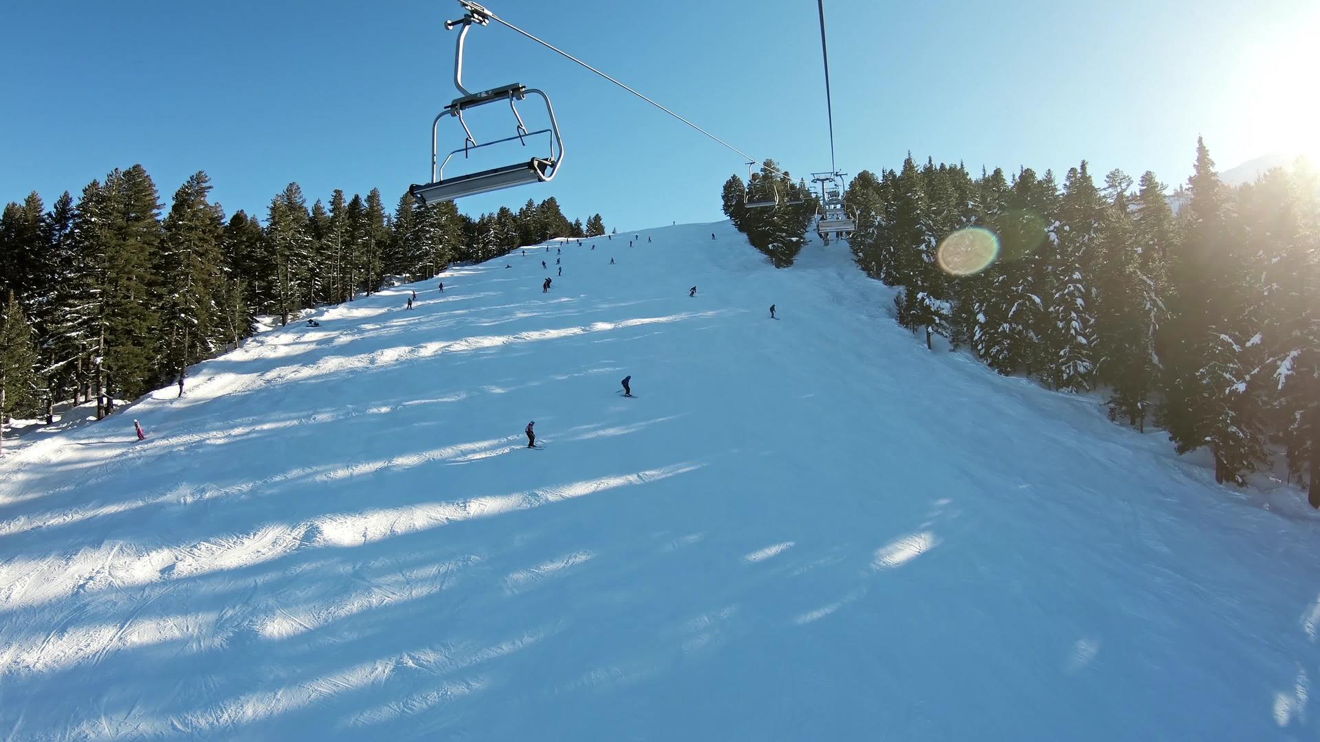 滑雪车的第一个视角是用滑雪电梯运上山坡视频的预览图