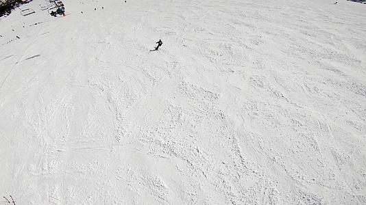 冬季度假胜地滑雪坡车道上的滑雪雕刻视频的预览图